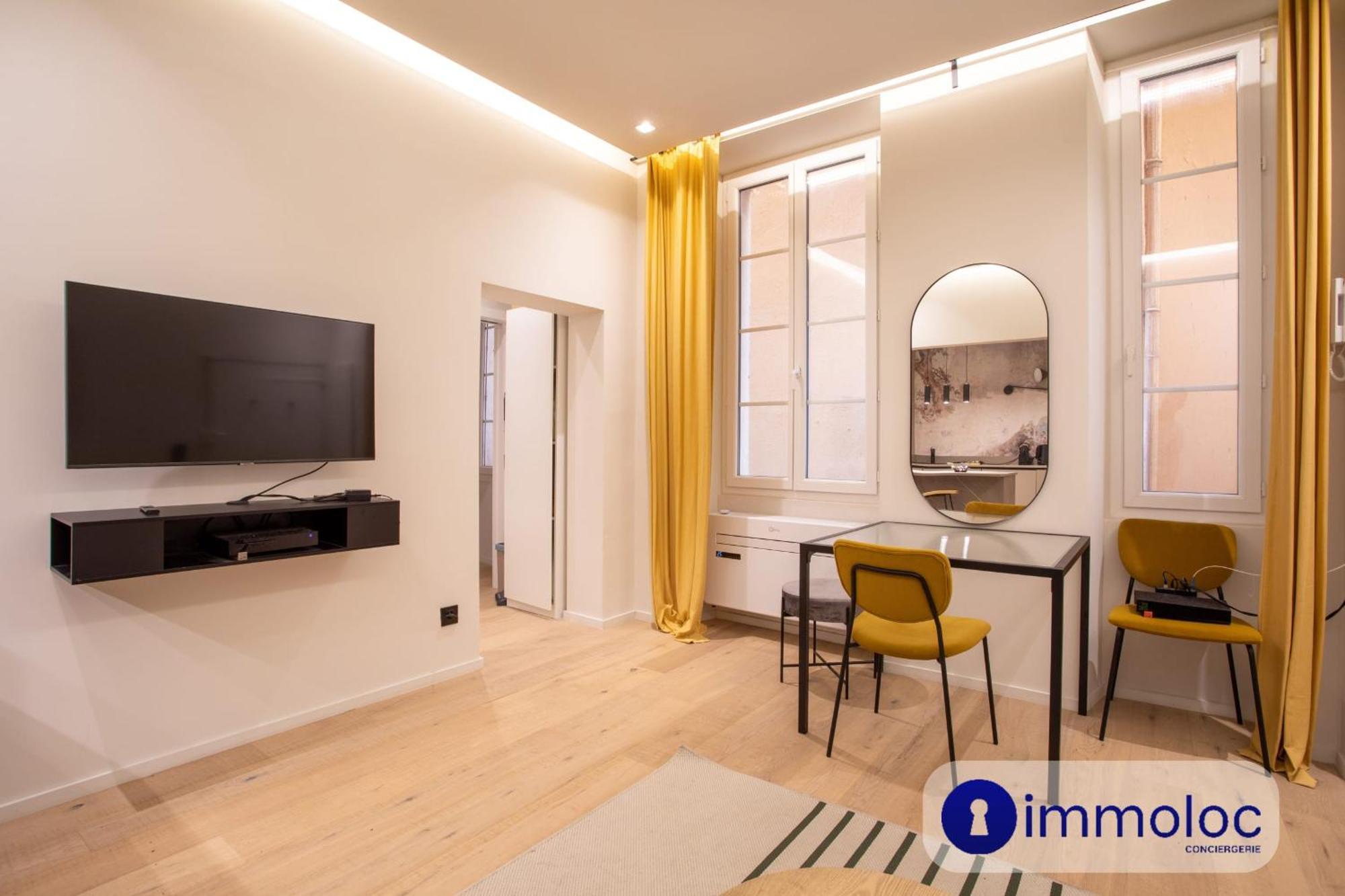Air-Conditioned Apartment In Old Nice Apartment